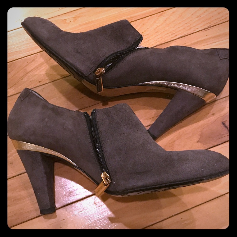 Gorgeous Taryn Rose Suede Gray Booties